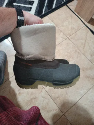 Botas y mono  de nieve para niño