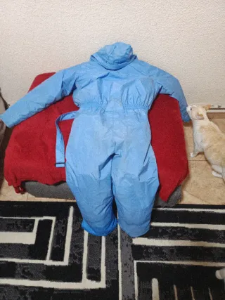 Botas y mono  de nieve para niño