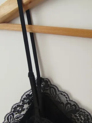 Camiseta tirantes encaje negro