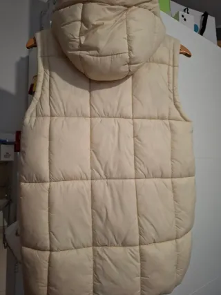 Chaleco acolchado beige con capucha