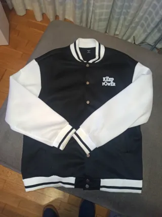 Cazadora University Negra y Blanca