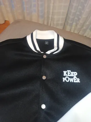 Cazadora University Negra y Blanca