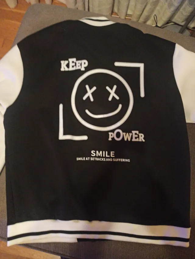 Cazadora University Negra y Blanca