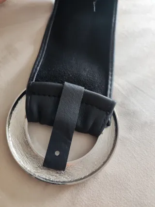 Cinturón Negro con Hebilla Brillante