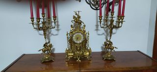 Reloj de época y 2 candelabros dorados