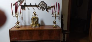 Reloj de época y 2 candelabros dorados