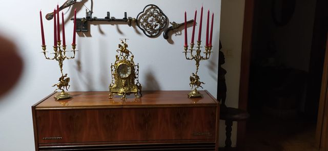 Reloj de época y 2 candelabros dorados