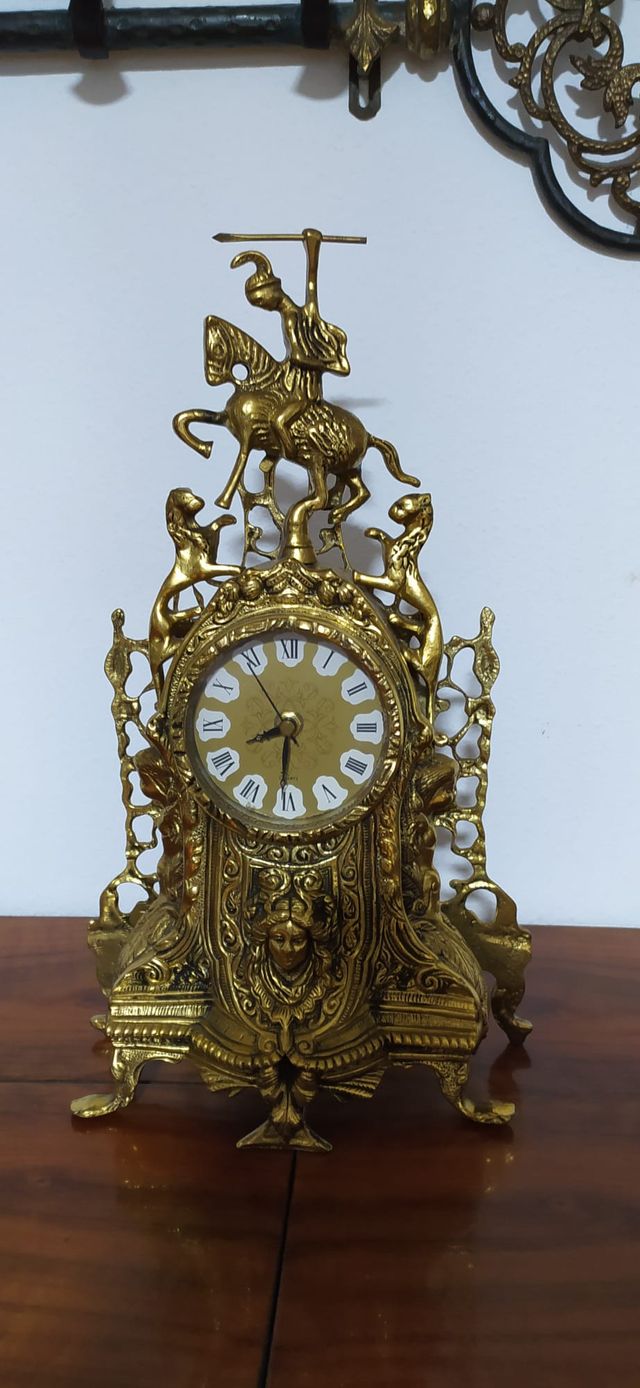 Reloj de época y 2 candelabros dorados