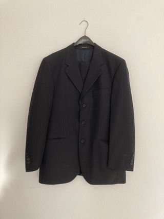 Traje negro vintage con rayas azules