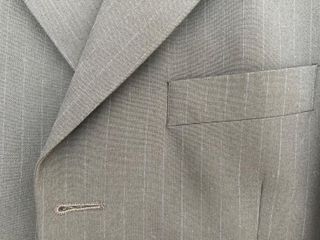 Traje negro vintage con rayas azules