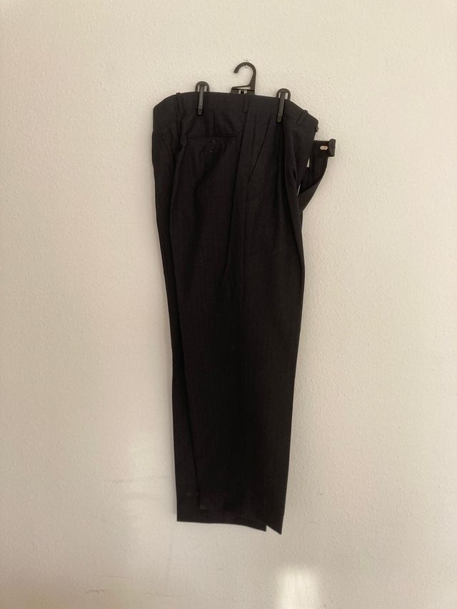 Traje negro vintage con rayas azules