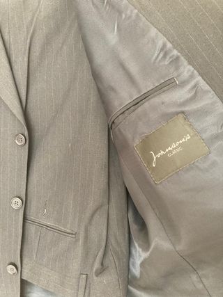 Traje negro vintage con rayas azules