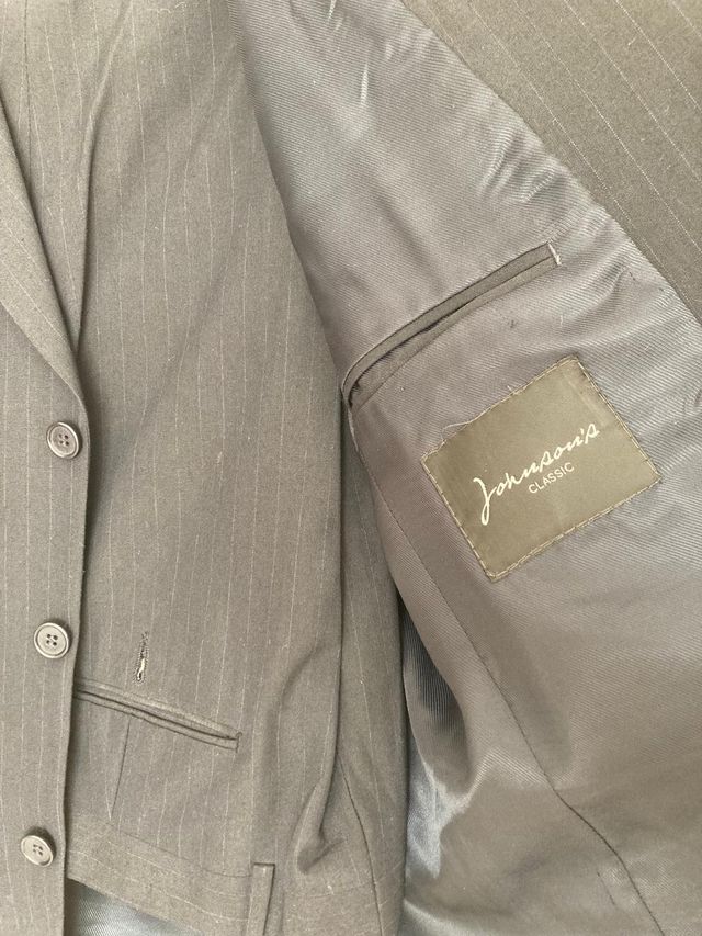 Traje negro vintage con rayas azules