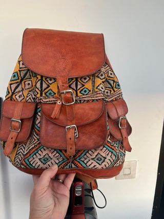Mochila de piel con estampado étnico