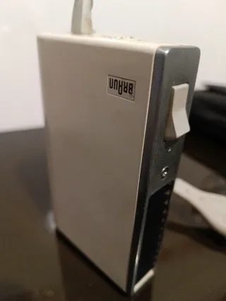 Secador de pelo vintage blanco y plateado