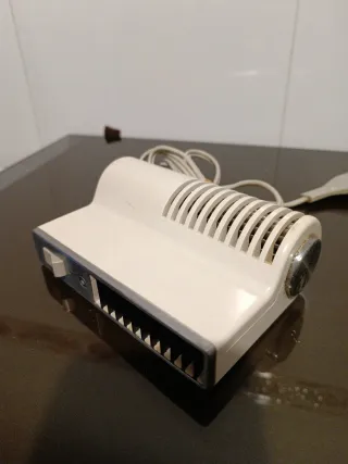 Secador de pelo vintage blanco y plateado