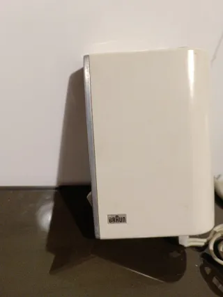 Secador de pelo vintage blanco y plateado