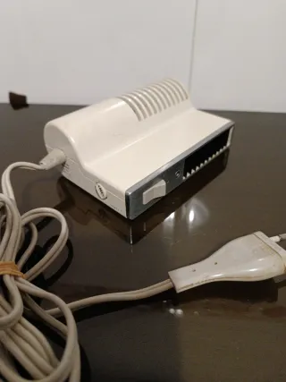 Secador de pelo vintage blanco y plateado