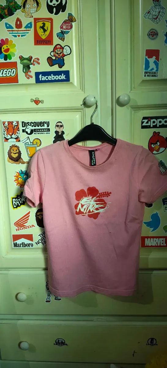 Camiseta rosa con estampado floral