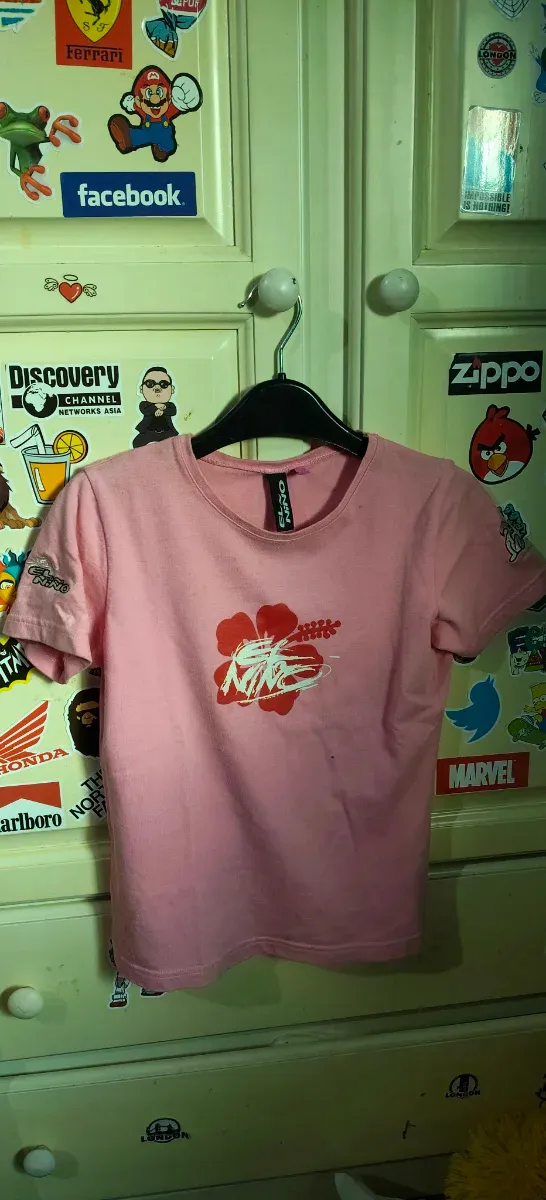 Camiseta rosa con estampado floral