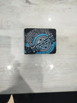 Cartera negra y azul con diseño