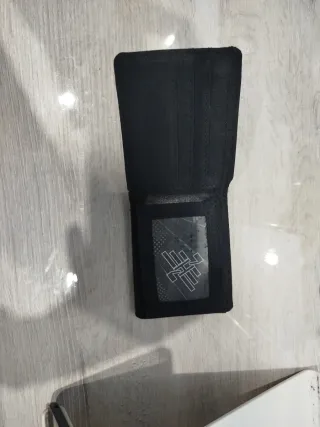 Cartera negra y azul con diseño