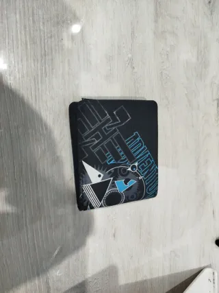 Cartera negra y azul con diseño