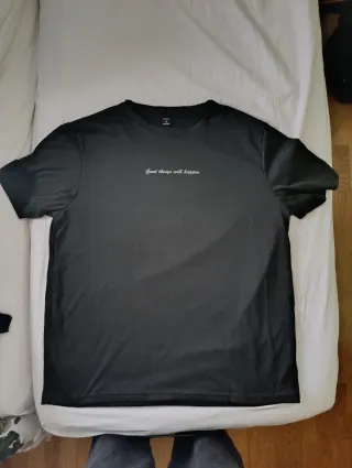 Camiseta negra con estampado.