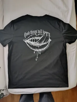 Camiseta negra con estampado.