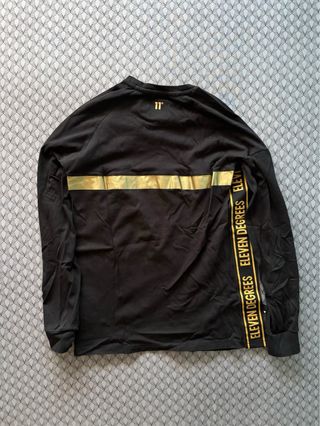 Camiseta manga larga Eleven Degrees negra y dorada
