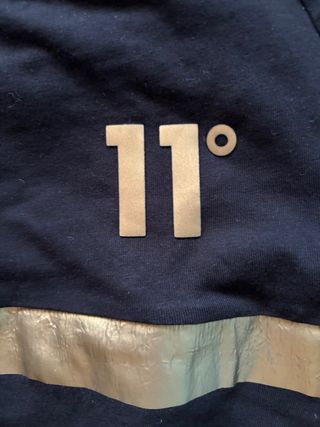 Camiseta manga larga Eleven Degrees negra y dorada