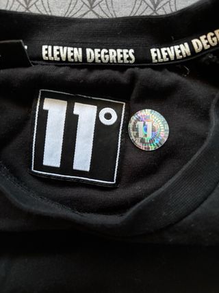 Camiseta manga larga Eleven Degrees negra y dorada