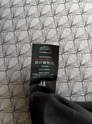 Camiseta manga larga Eleven Degrees negra y dorada