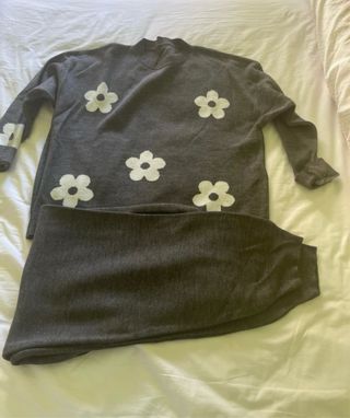 Conjunto de lana gris con flores blancas