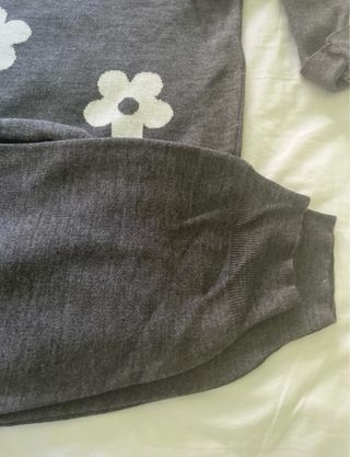 Conjunto de lana gris con flores blancas