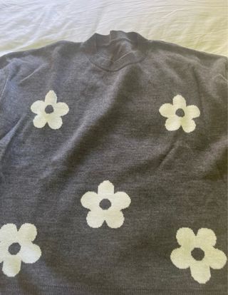 Conjunto de lana gris con flores blancas