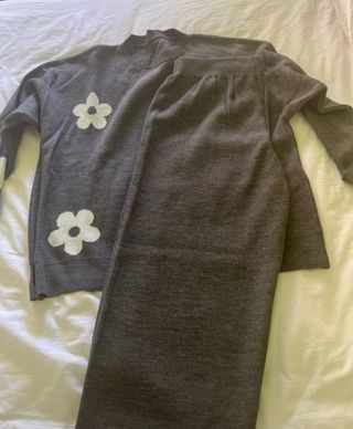 Conjunto de lana gris con flores blancas