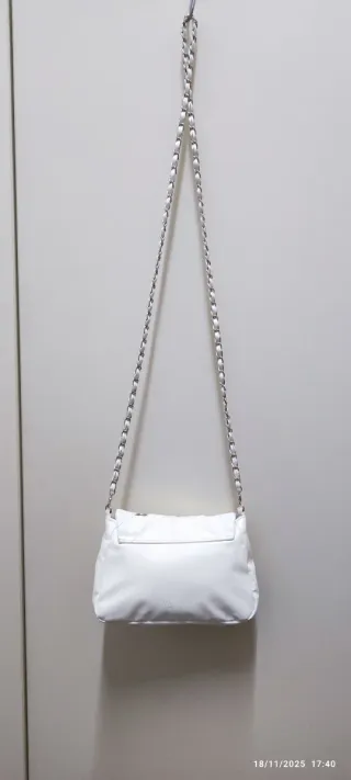Borsetta bianca a tracolla con chiusura
