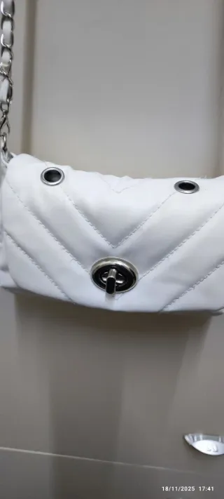 Borsetta bianca a tracolla con chiusura