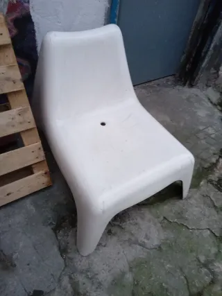 Silla de exterior blanca de plástico