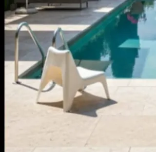 Silla de exterior blanca de plástico