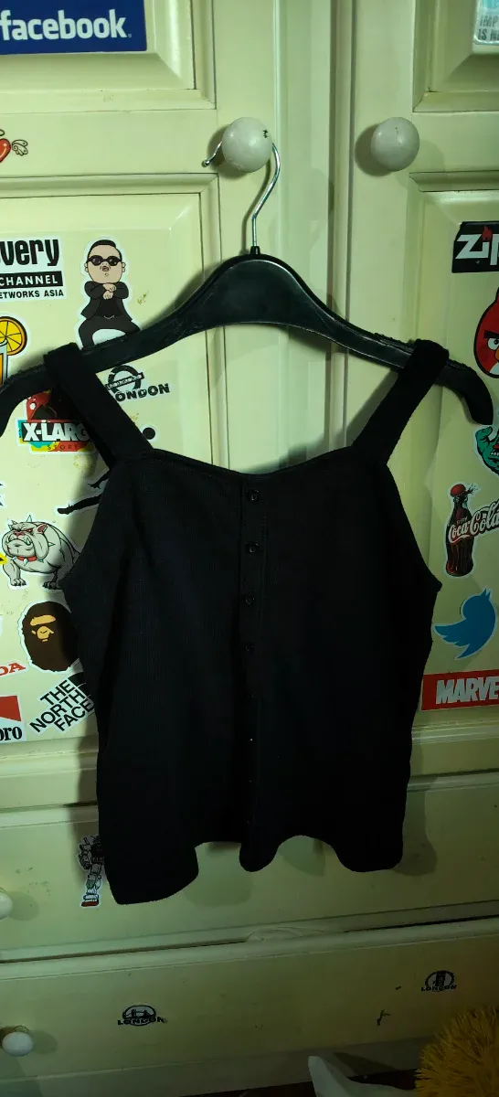 Camiseta negra de tirantes con botones