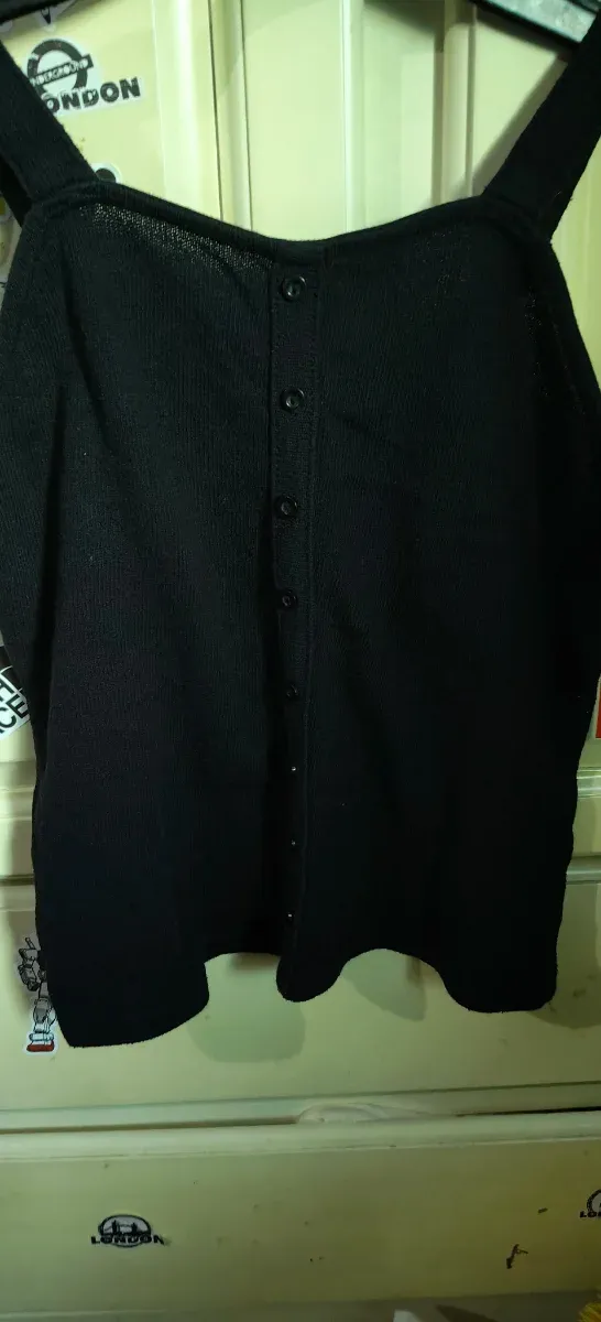 Camiseta negra de tirantes con botones