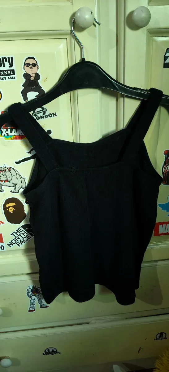 Camiseta negra de tirantes con botones