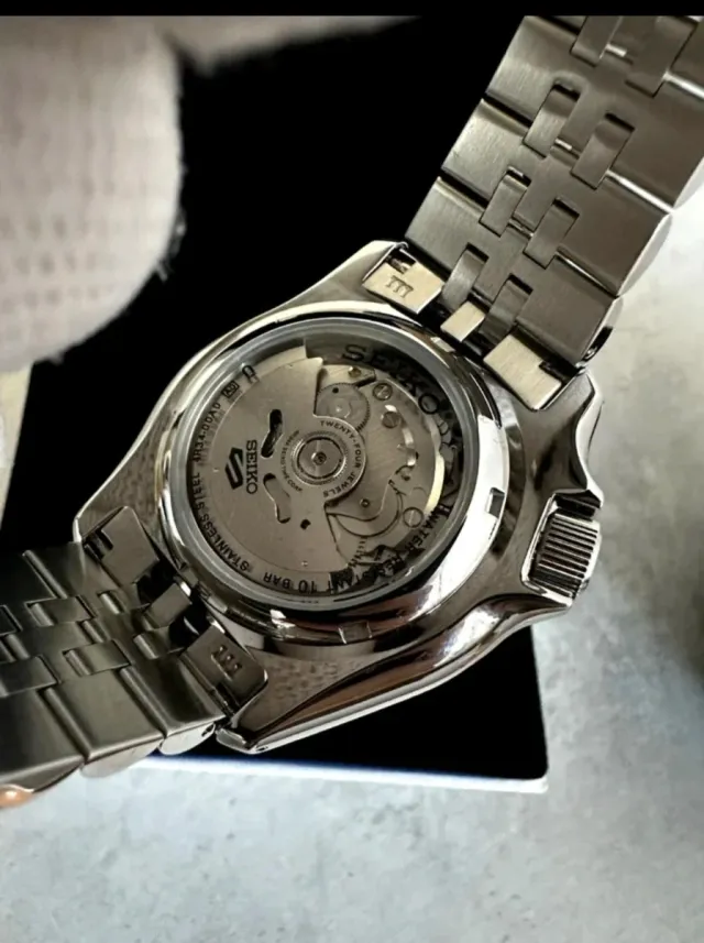 Seiko 5 GMT Verde / Negro y Plateado