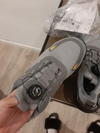 Zapatos de trabajo nuevos sin usar