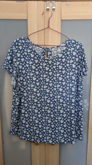 Blusa azul flores blancas manga corta