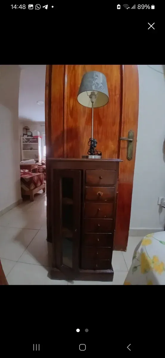 Mueble de madera con cajones y vitrina más lámpara
