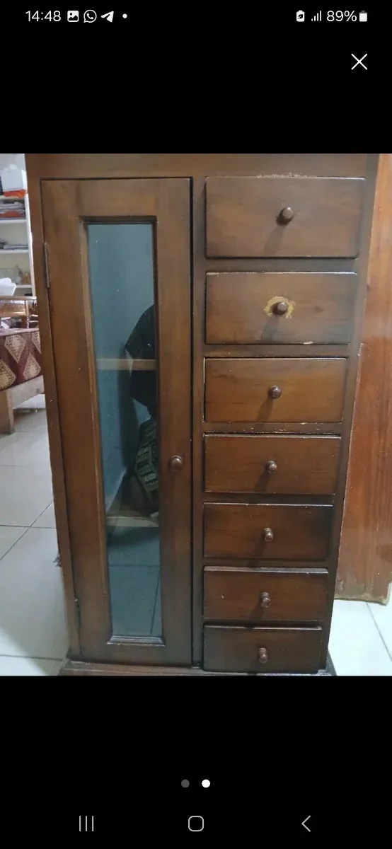 Mueble de madera con cajones y vitrina más lámpara