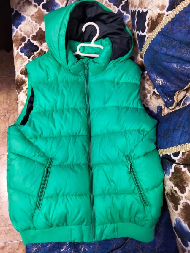 Chaleco verde con capucha